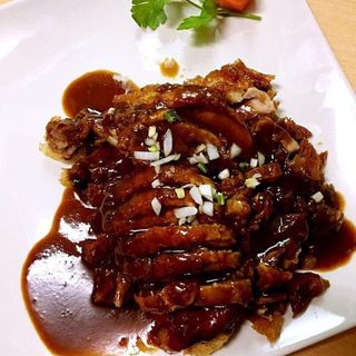 Pato Crujiente Con Salsa Especial De La Casa