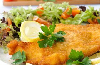 Cotoletta di pollo e insalata