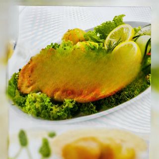 Merluza rebozada con ensalada y patatas