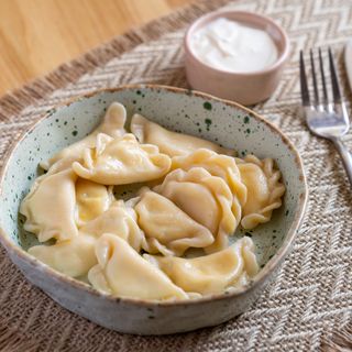 Вареники з солоним сиром та сметаною (200/50 г)