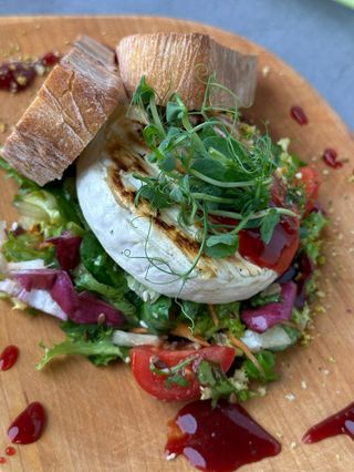 Camambert grill cu sos de afine