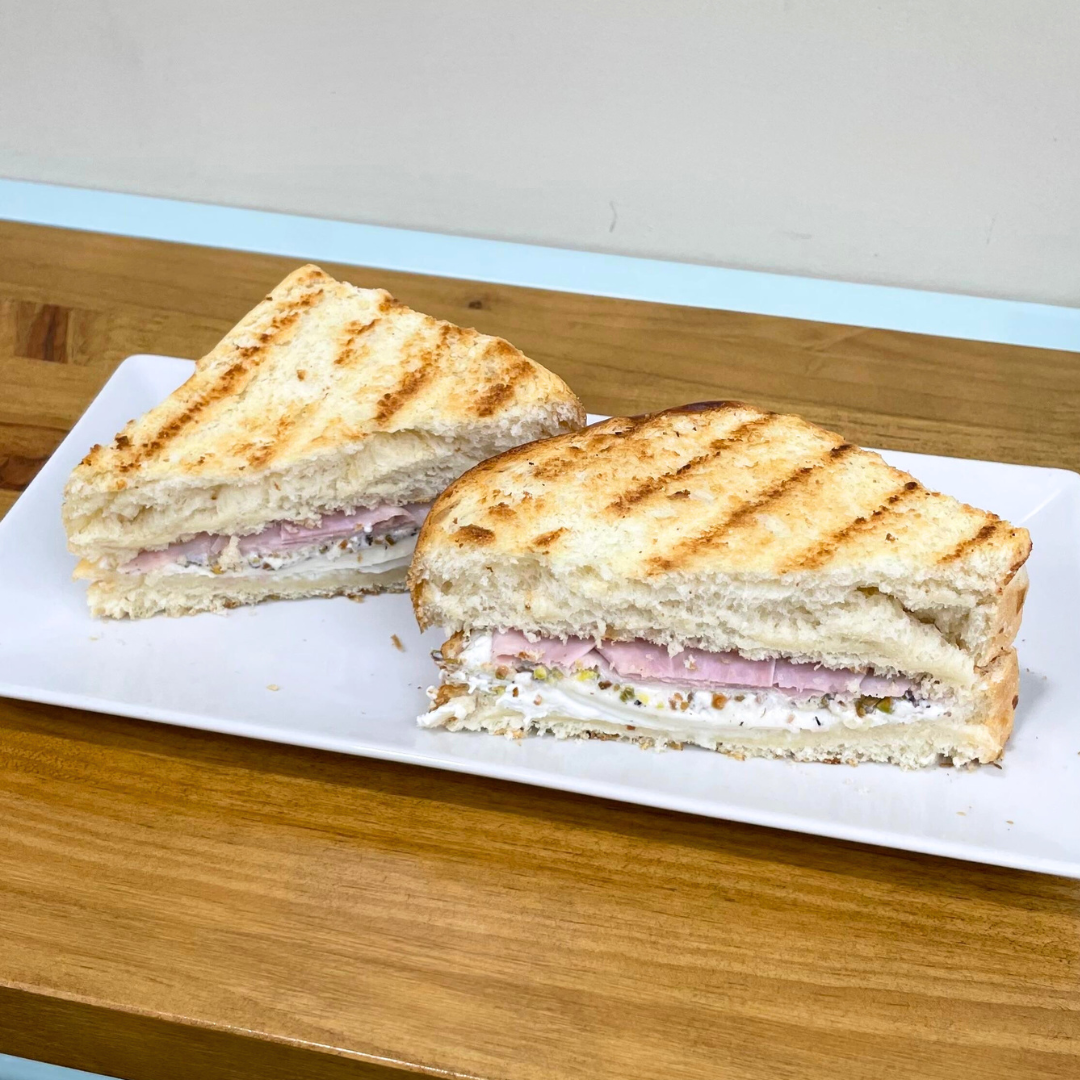 SÁNDWICH JAMÓN, PISTACHO Y TRUFA