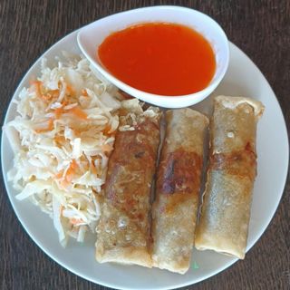 Sajgonki 3szt z surówką i sosem 