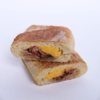 Խոզապուխտով սենդվիչ