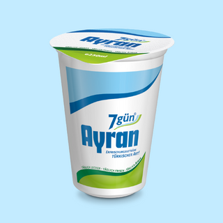 Pyszny napój na bazie jogurtu naturalnego i wody z dodatkiem soli