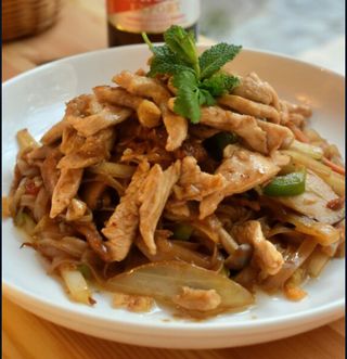 Pho Salteado Con Pollo Y Verduras