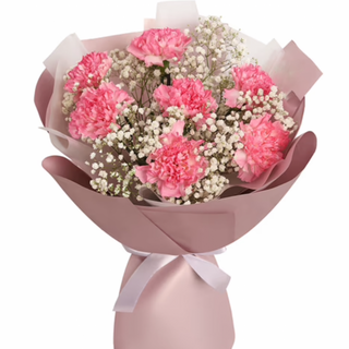 Bukiet goździków z gipsówką w ozdobnym papierze 