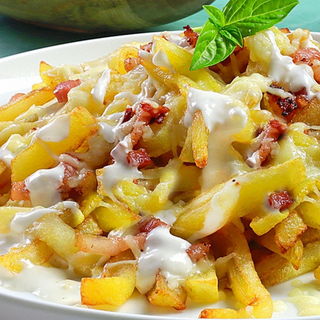 Patatas Beicon, queso, salsa cheddar