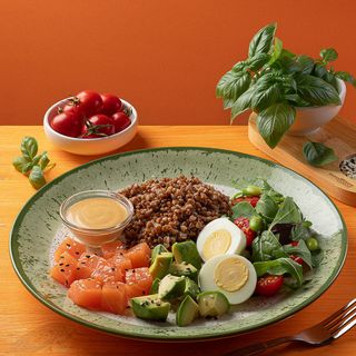 Сніданок з гречкою та лососем