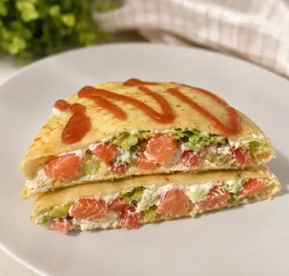 Млинець з лососем та авакадо