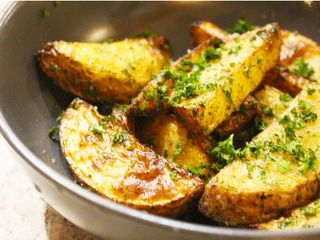 Картопля по-селянськи з часником та зеленню/Country-style potatoes with garlic and herbs (200g)