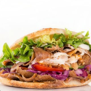Panino kebab con cheddar e insalata