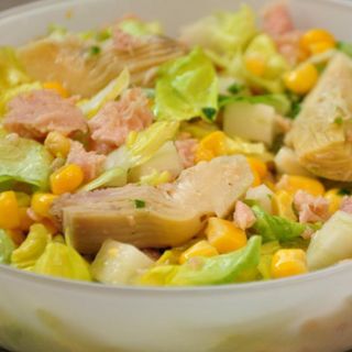 Insalata mista con tonno lattuga, rucola, pomodorini, mais, olive