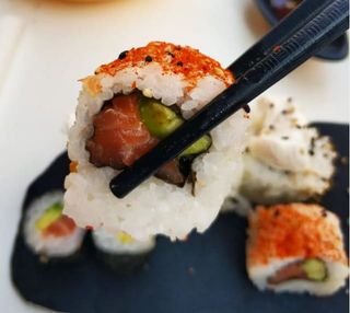 62. Uramaki De Salmón Con Aguacate Y Picante (4 Uds.)