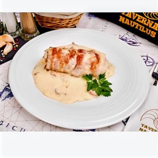 PIEPT DE PUI UMPLUT CU SOS PARMEZAN