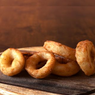 Anelli di cipolla interi panati alla birra