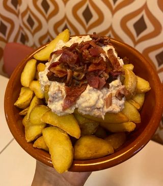 Patatas Con Bacon Crujiente Y Salsa Chedar  