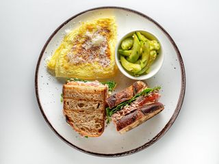 Хрусткий мелт з тунцем з омлетом