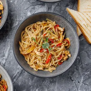 Тауық еті мен саңырауқұлақтар қосылған Wok кеспесі/Wok с курицей и грибами