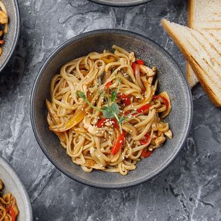 Тауық еті мен саңырауқұлақтар қосылған Wok кеспесі/Wok с курицей и грибами