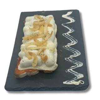 Llesca De Longaniza Con Queso Y Cebolla