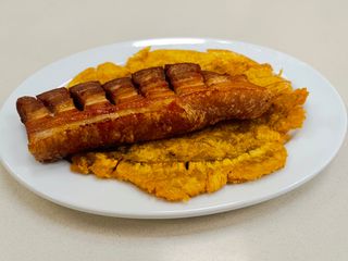 Patacón con chicharrón