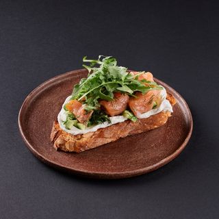 Toast cu somon si crema de branza