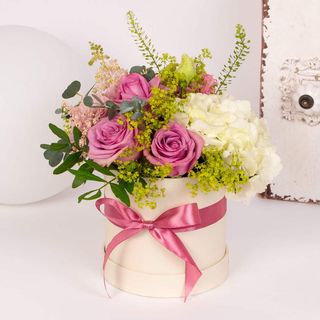 Cutie cu hortensie si trandafiri roz