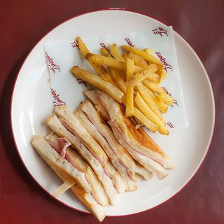 SÁNDWICH MIXTO de jamón york y queso fundido.