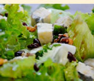 Салата Айсберг със синьо сирене, круша и сушени боровинки (400г)