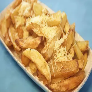 Ración de patatas fritas con queso