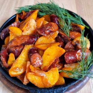 Пательня зі смаженою картоплею та мисливськими ковбасками (400 г)