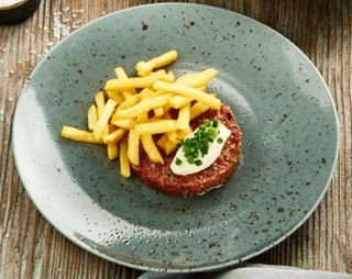 Тартар із телятини з кремом-філадельфія і картоплею фрі (260г)