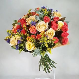 სხვადასხვა ვარდების თაიგული