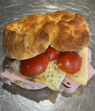 Cotto, provola affumicata, pomodoro, olio EVO e origano