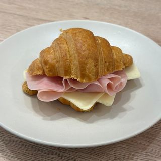 Croissant jamón y queso