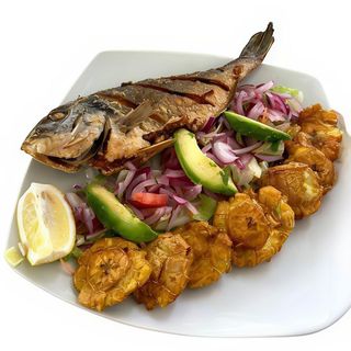 dorada con patacones y salsa