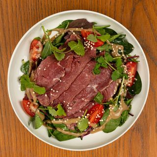 Теплий салат з ростбіфом