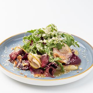 Салат с грушей и вяленой кониной