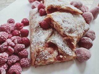 Croissant z maliną 225g