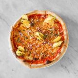 Pizza Mexicana De Pollo, Guacamole Y Nachos