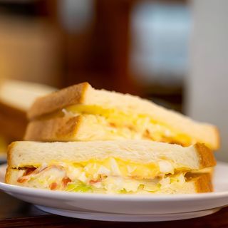 Sándwich De Jamón York Y Bonito Lechuga, tomate y mayonesa