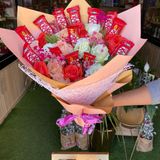 Bouquet de fleurs avec Kit Kat 
