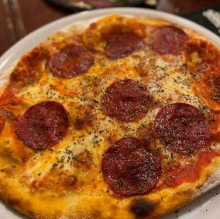 8-Pizza De Salami Con Champiñones Pimientos Rojo Cebolla Y Pepperoni (33 Cm.)