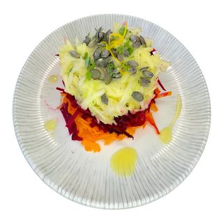 Салата кореноплодни с ябълка, лимонов дресинг и семена 350 г