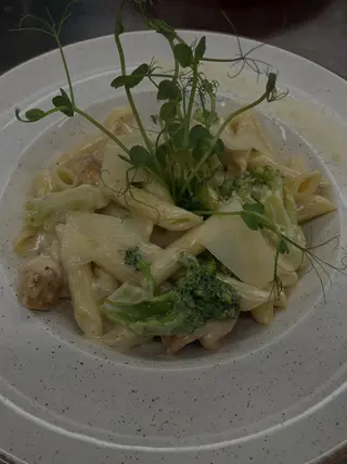 PENNE Z KURCZAKIEM I BROKUŁAMI W SOSIE ŚMIETANOWYM