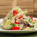 Салат Цезарь с курицей, запеченным хлебом