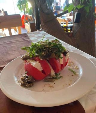 Домат, биволско сирене , рукола, патладжан и дресинг 