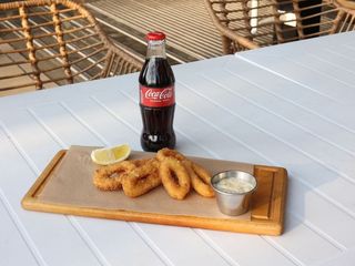 Хрусткі кільця атлантичного кальмара з соусом «тартар», картопляні діпи та 1 «Кока-Кола» (210/220/500g)