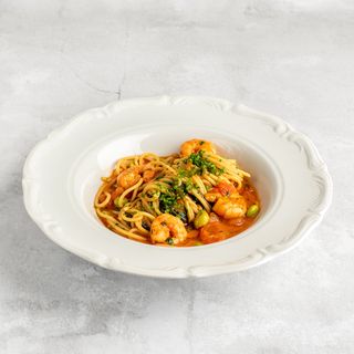 Спагетти с креветками, биском и эдамаме